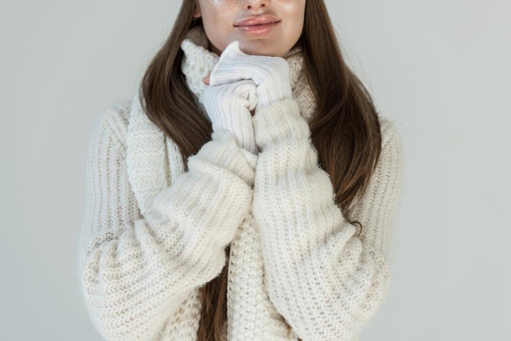 обрезанный образ женщины в модном зимнем свитере и шарфе изолированы на белом
 - Фото, изображение