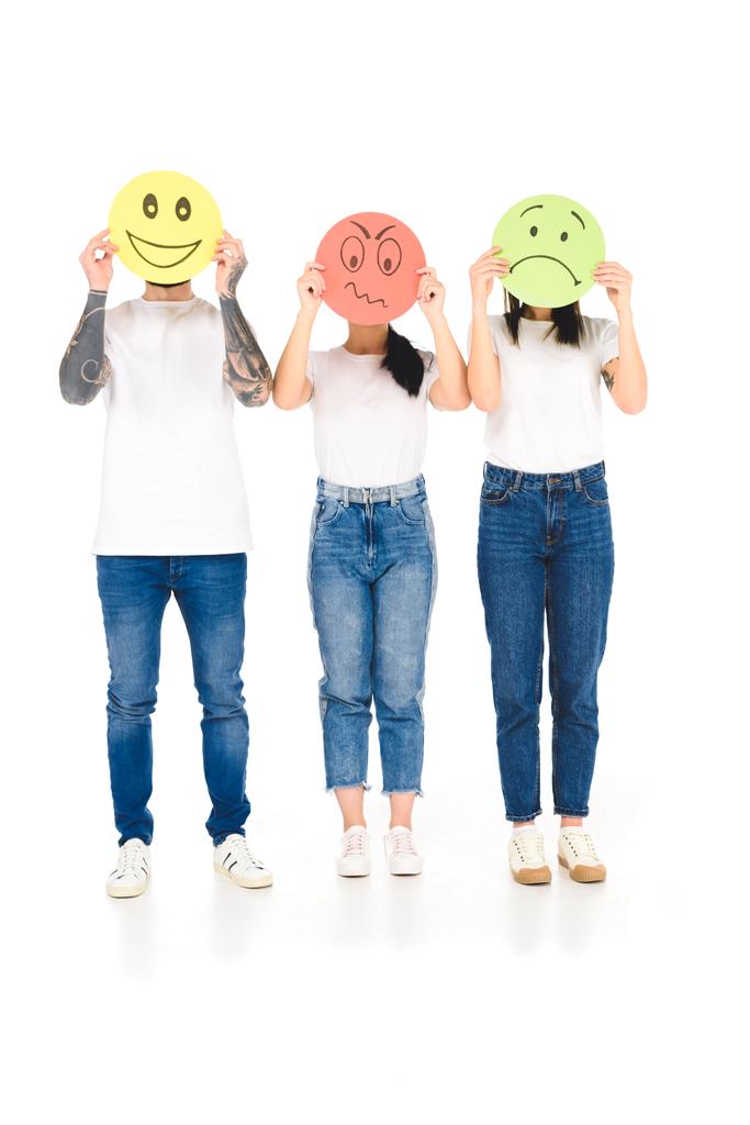 Gruppe junger Leute, die runde Karten mit wütenden, traurigen und glücklichen Gesichtsausdrücken auf weißem Hintergrund in der Hand halten - Foto, Bild