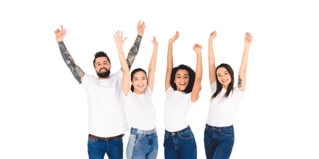 wielokulturowym Grupa przyjaciół, podnosząc ręce w powietrze i uśmiechnięty, na białym tle - Zdjęcie, obraz