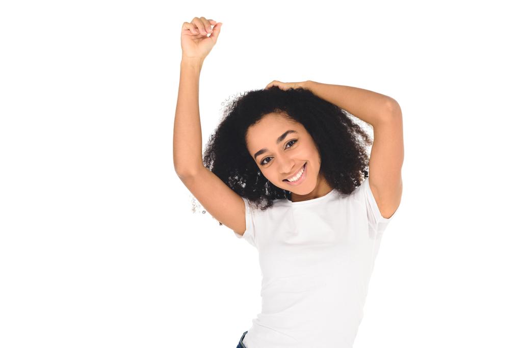 africano americano ragazza alzando le mani e sorridendo a fotocamera isolato su bianco
 - Foto, immagini