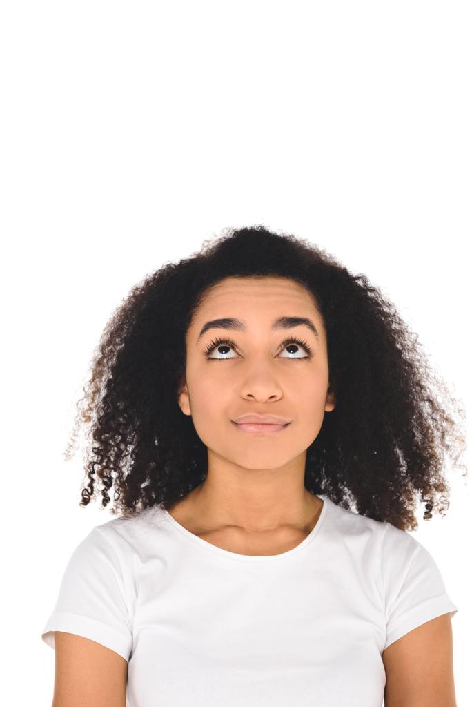güzel Afro-Amerikan kız beyaz ararken T-shirt üzerinde beyaz izole. - Fotoğraf, Görsel