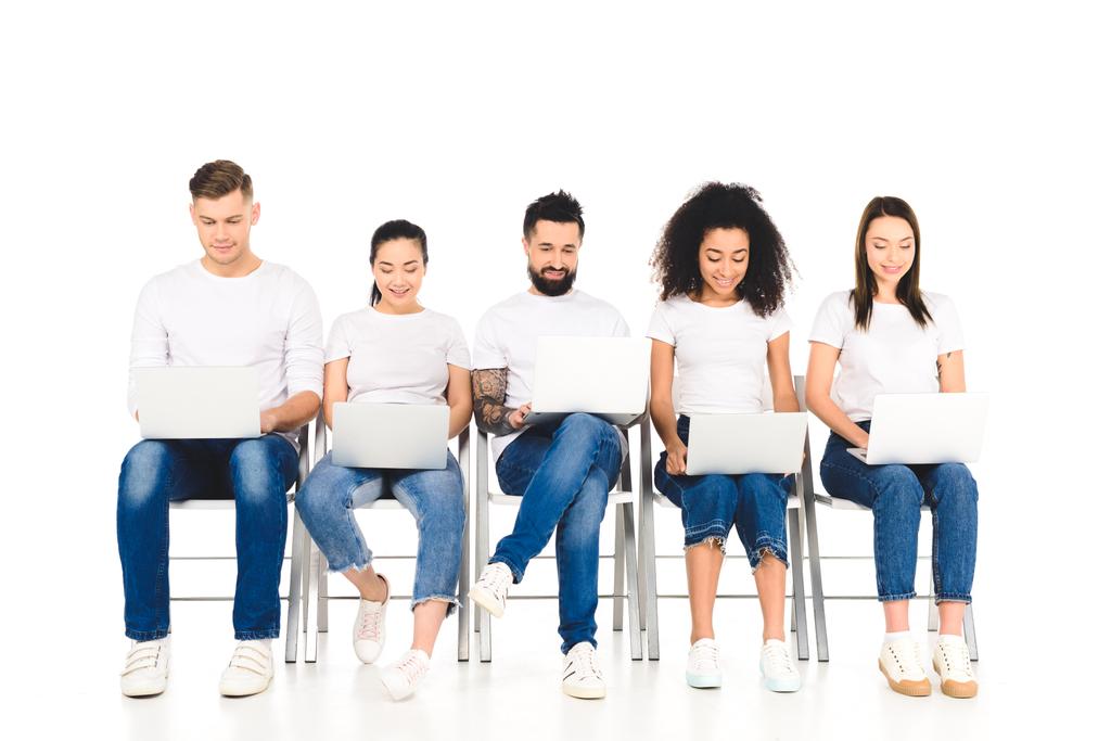 wielokulturowym Grupa wesoły młodych ludzi za pomocą laptopów na białym tle - Zdjęcie, obraz
