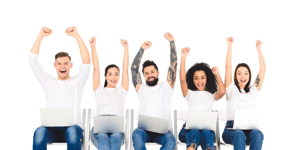 groupe multiethnique de personnes utilisant des ordinateurs portables et se réjouissant avec les mains au-dessus de la tête isolé sur blanc
 - Photo, image