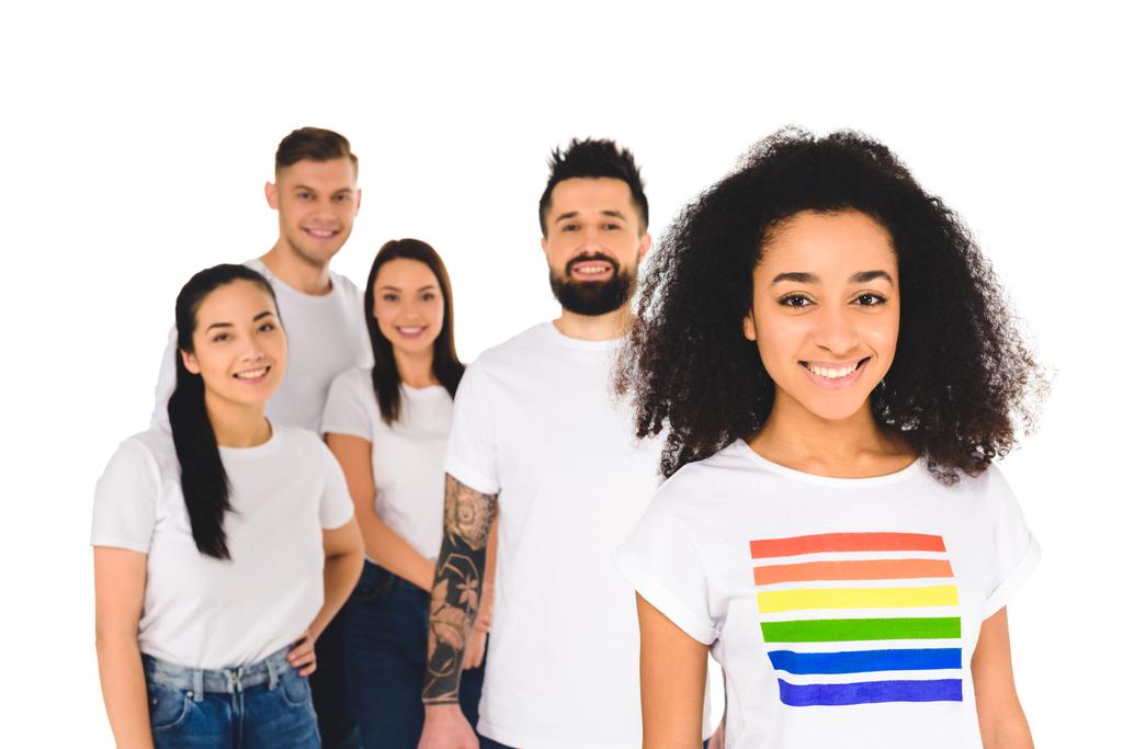 grupo multiétnico de jovens que estão atrás da mulher americana africana com sinal lgbt na t-shirt isolada no branco
 - Foto, Imagem