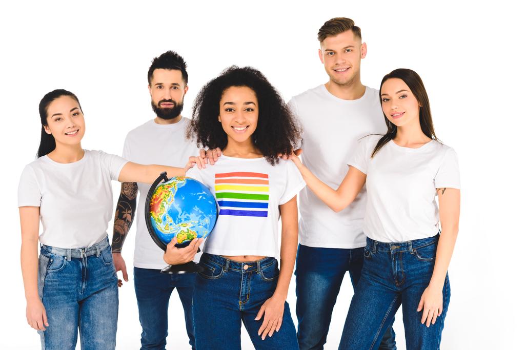 gruppo multietnico di giovani che toccano spalle di donna afroamericana con segno lgbt su t-shirt tenendo globo isolato su bianco
 - Foto, immagini