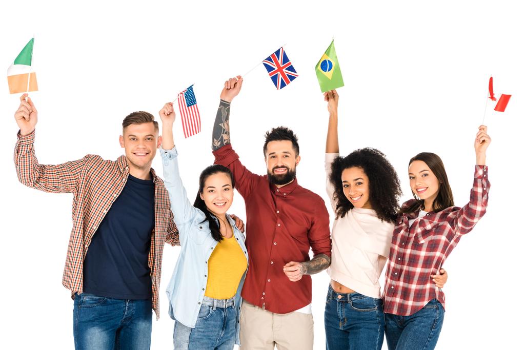 mnohonárodnostní skupina lidí s vlajkami různých zemí nad hlavami izolované na bílém úsměvem - Fotografie, Obrázek