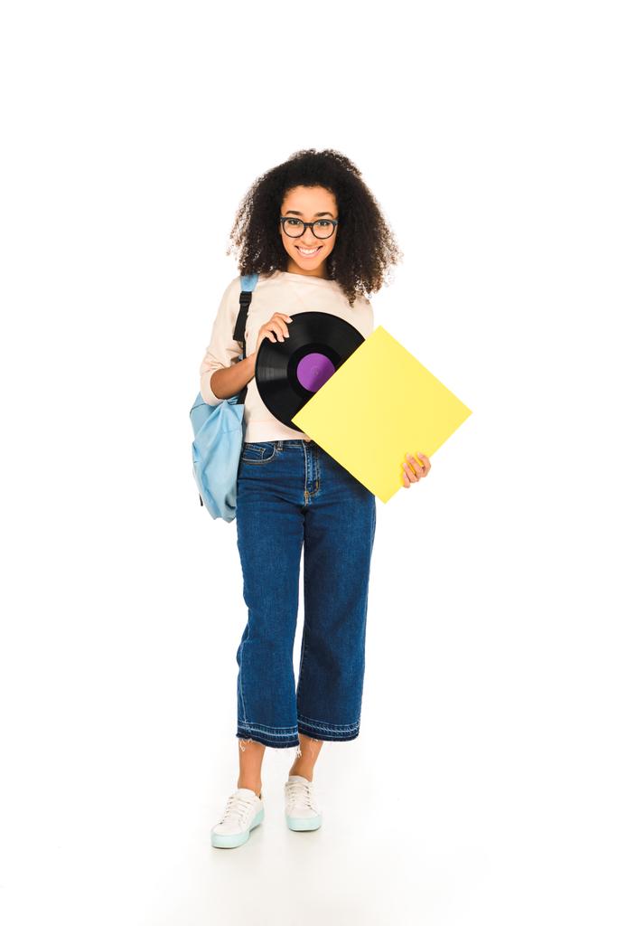 mooi Afrikaans Amerikaans meisje permanent met vinyl record geïsoleerd op wit - Foto, afbeelding
