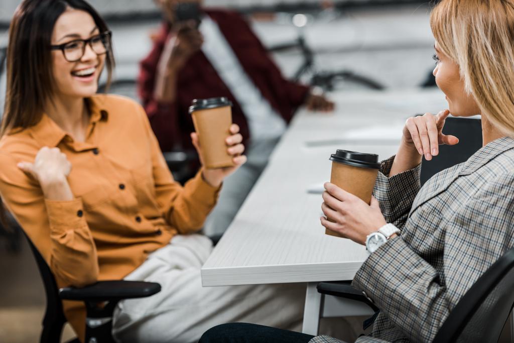 souriantes jeunes femmes d'affaires avec café pour aller sur le lieu de travail au bureau
 - Photo, image