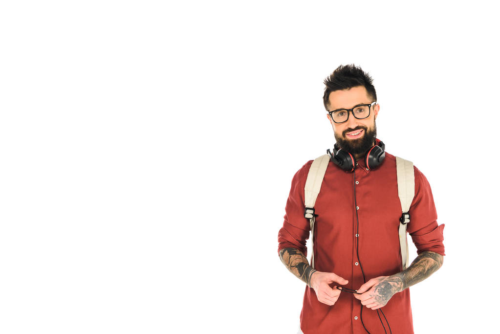 χαρούμενο άτομο που στέκεται σε γυαλιά και ακουστικά που απομονώνονται σε λευκό - Φωτογραφία, εικόνα