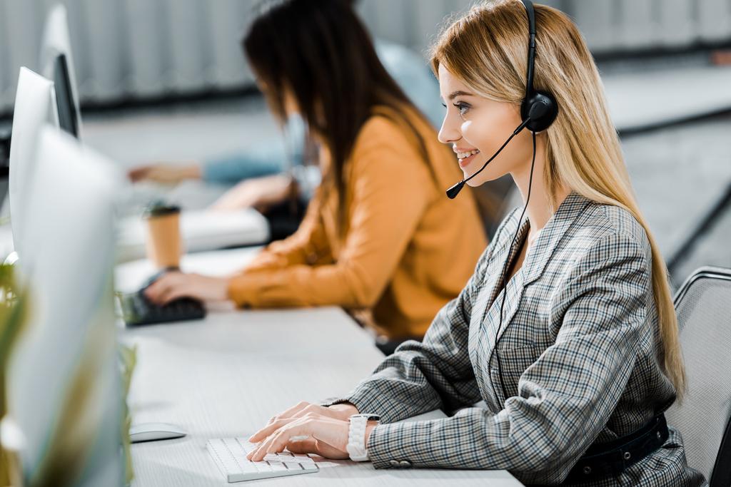 Selektywny fokus uśmiechnięta call center operatora praca w biurze - Zdjęcie, obraz