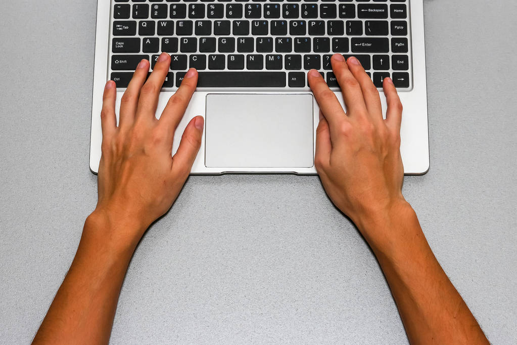 Крупный план руки деловой женщины, работающей с ноутбуком
. - Фото, изображение