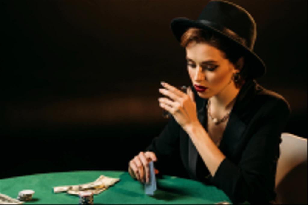 attraktives Mädchen in Jacke und Hut, das Poker spielt und im Casino ein Glas Whiskey hält - Foto, Bild