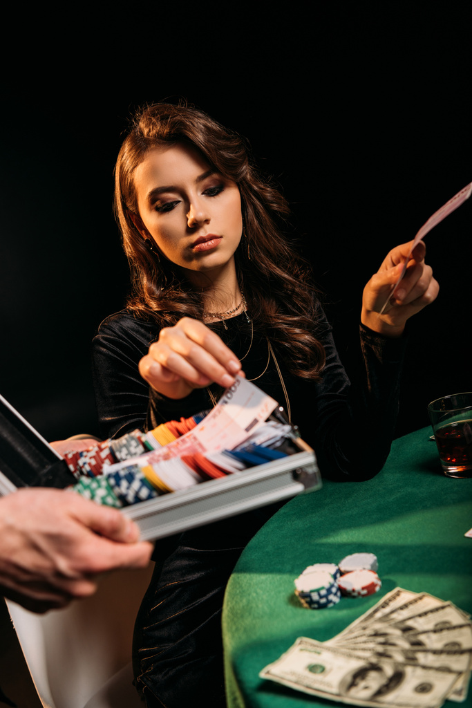 krásná žena s eurobankovky od box u stolu v kasinu - Fotografie, Obrázek
