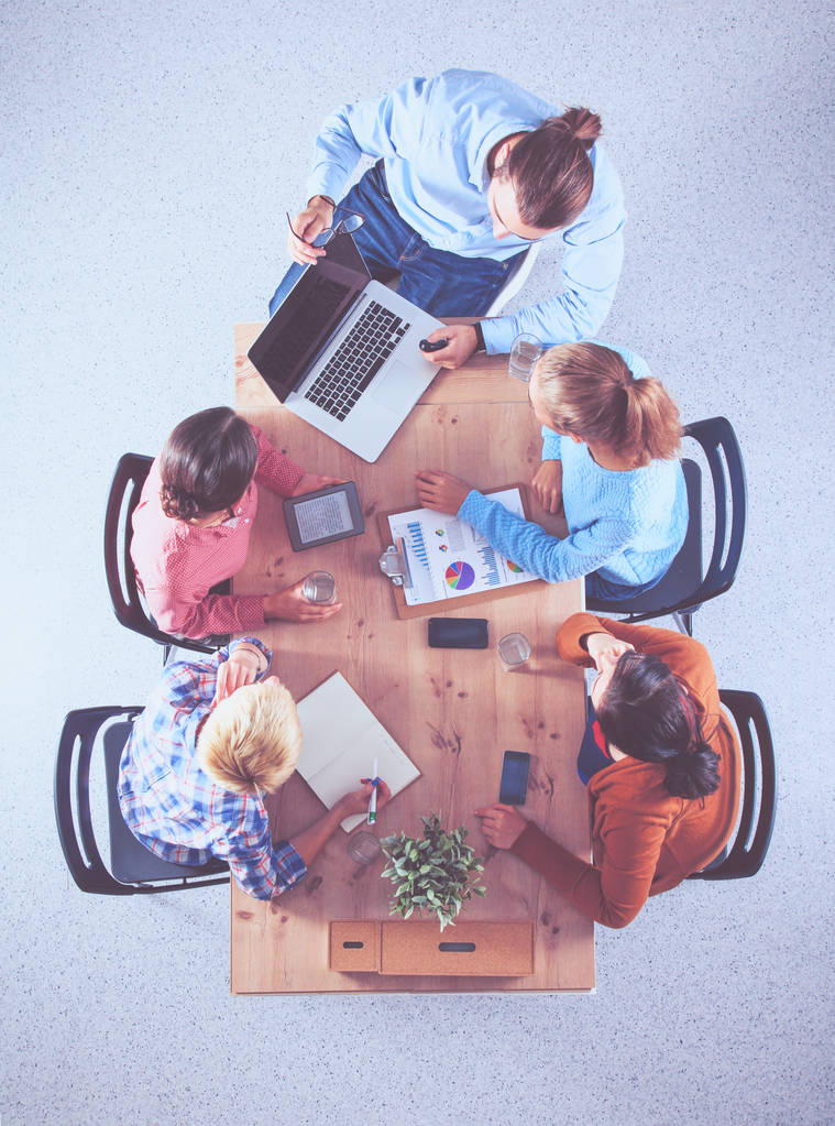 Podnikatelé sedí a diskutují na schůzce, v kanceláři - Fotografie, Obrázek