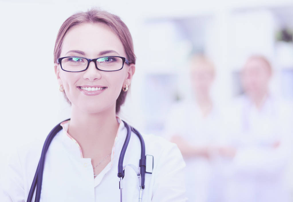 Ritratto di medico donna in piedi in ospedale - Foto, immagini