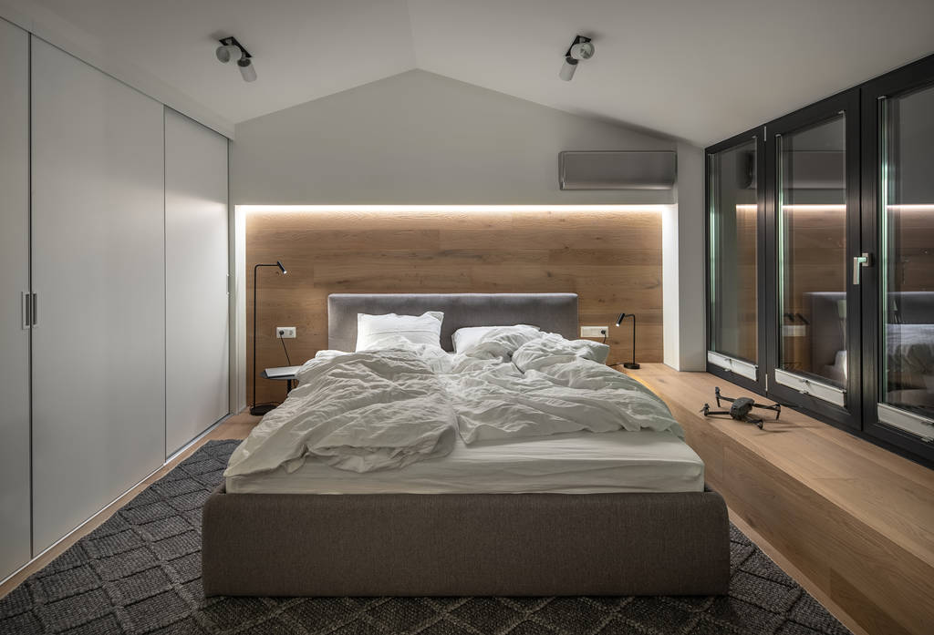 stilvolles Schlafzimmer im modernen Stil mit Leuchtlampen - Foto, Bild