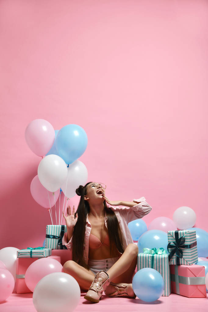 Piękna kobieta z kolorowych balonów - Zdjęcie, obraz