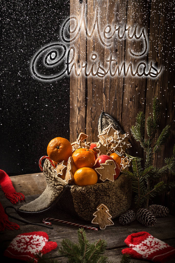 Рождественская открытка с фруктами. яблоки, апельсины, мандарины, бананы
. - Фото, изображение