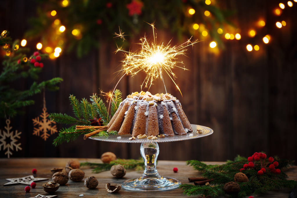 Vánoční dort ahd jedle větev na tmavé dřevěné pozadí - Fotografie, Obrázek