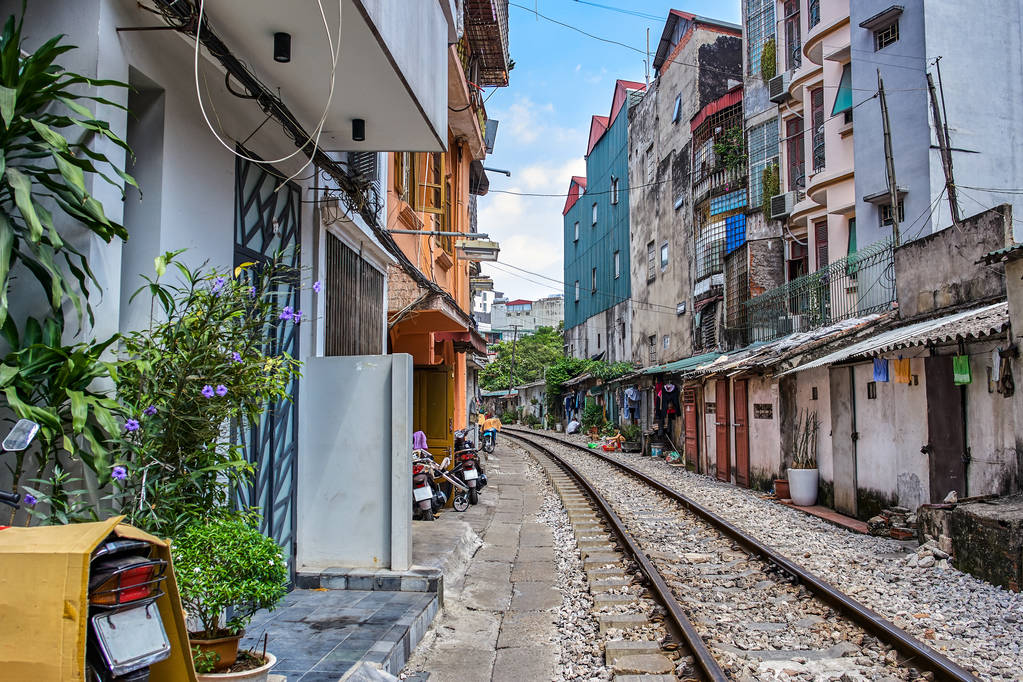 Ferrocarril de la ciudad de Hanoi Vista panorámica que recorre estrecha calle con casas en Vietnam
 - Foto, imagen