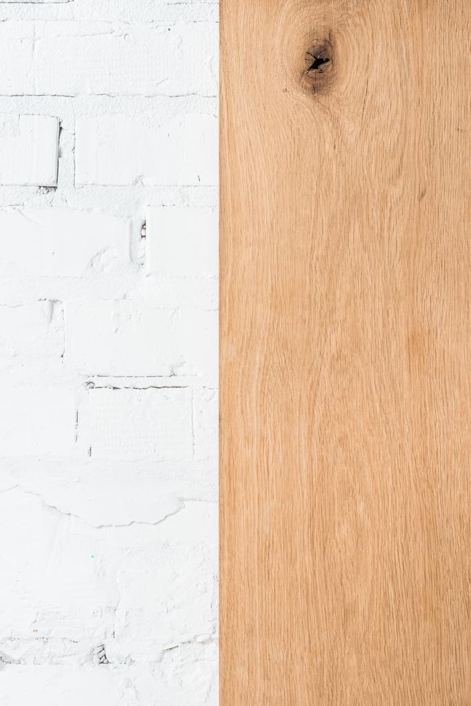 witte bakstenen muur en houten oppervlak - Foto, afbeelding