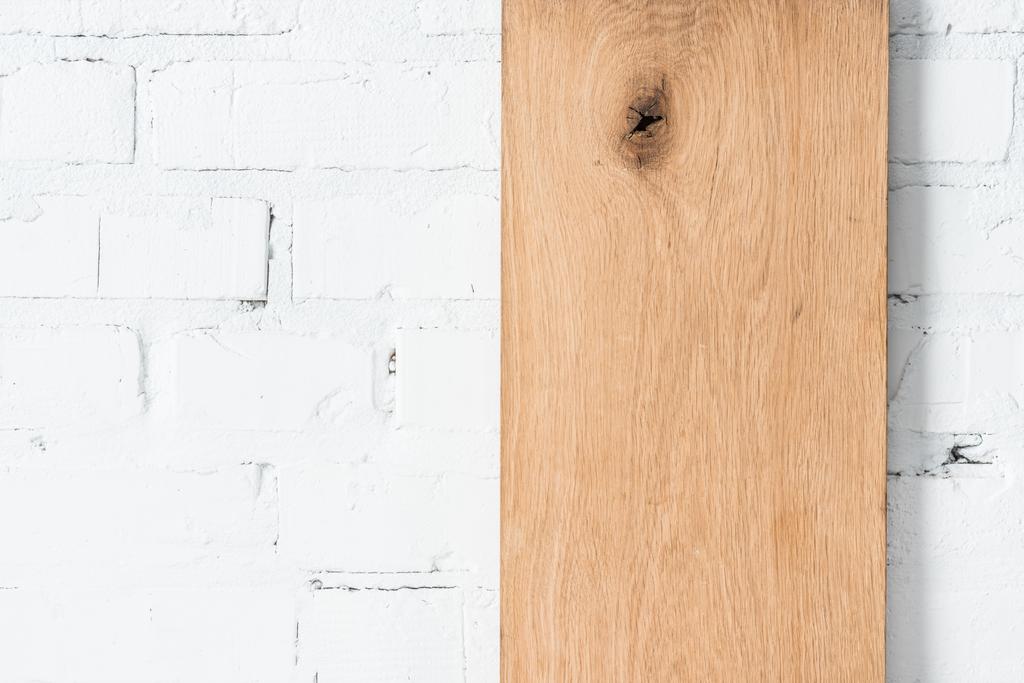 weiße Ziegelwand und rustikales Holzbrett - Foto, Bild