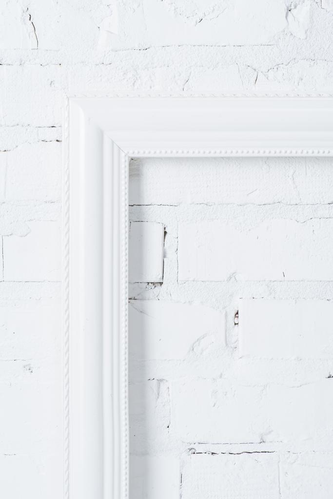крупный план белой пустой рамы, висящей на стене
 - Фото, изображение
