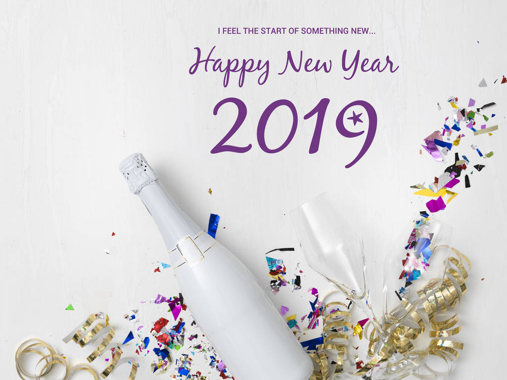 Neujahr Zusammensetzung Hintergrund der Champagnerflasche mit Gläsern und dekorativen Artikeln  - Foto, Bild