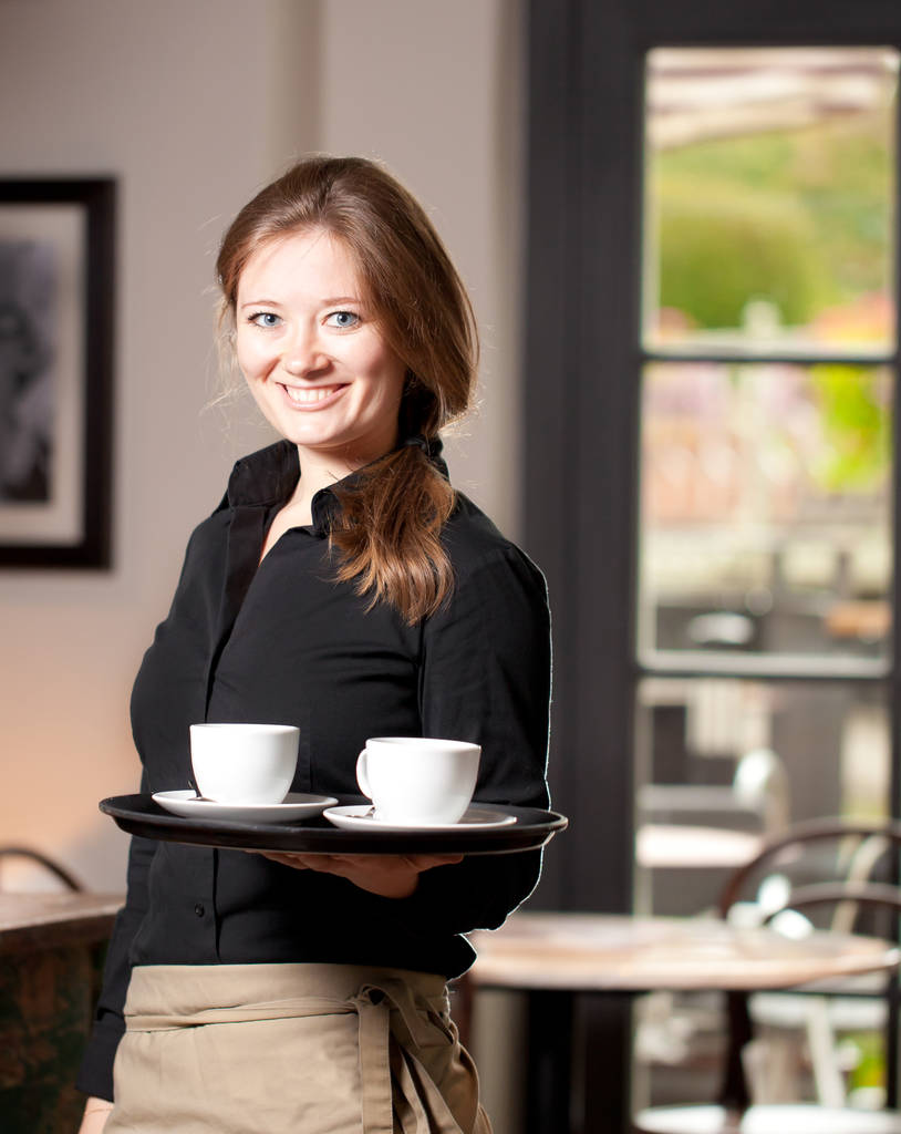 Портрет офіціантки тримає лоток чашок кави в кафе
 - Фото, зображення
