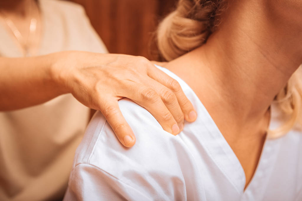 Close up de uma mão massagistas profissionais qualificados
 - Foto, Imagem