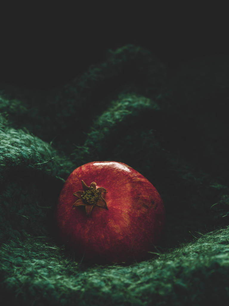 Kypsä punainen tuore granaattiomena hedelmiä pehmeällä vihreällä taustalla. Terveellistä ruokaa, lähikuva, tasainen lay, ylhäältä
 - Valokuva, kuva