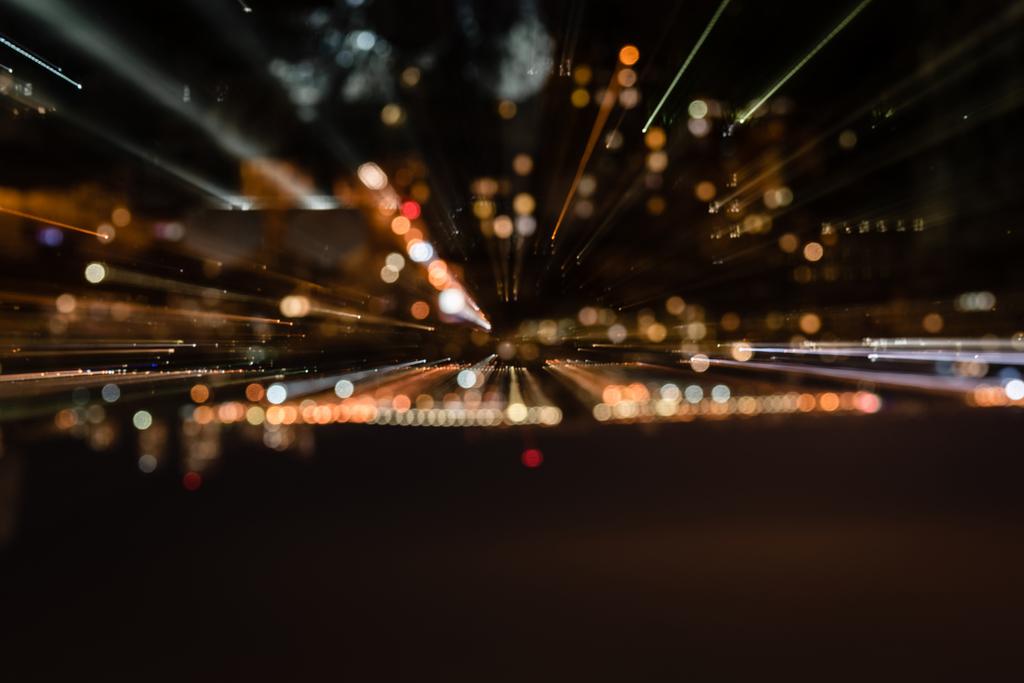 paisaje urbano con la iluminación borrosa brillante de las ventanas en la noche
 - Foto, imagen