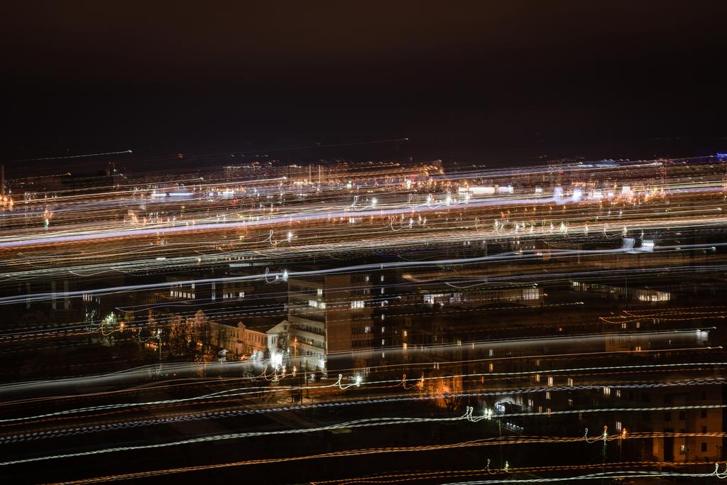 paysage urbain nocturne avec éclairage lumineux flou
 - Photo, image