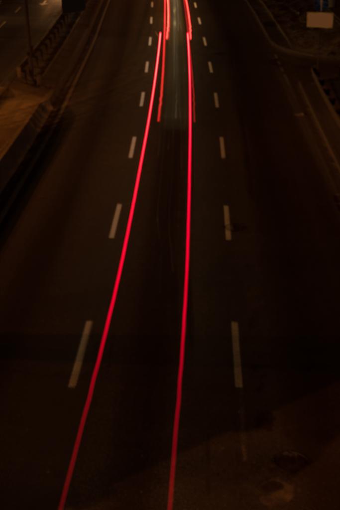 道路と夜ライトの長時間露光 - 写真・画像