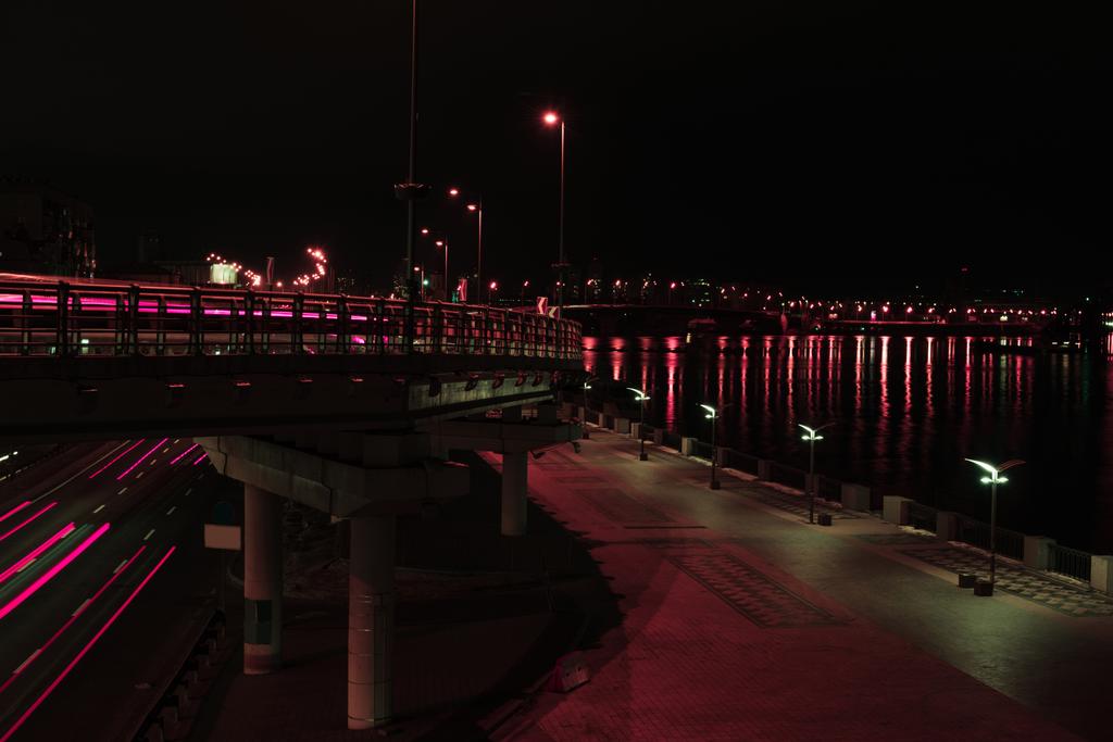 longue exposition de la route et du pont avec un éclairage coloré la nuit
 - Photo, image