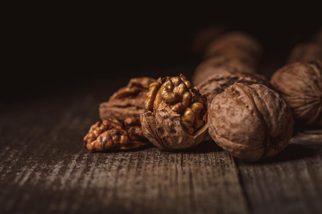lähikuva kuoritut ja koko saksanpähkinät puinen pöytälevy
 - Valokuva, kuva