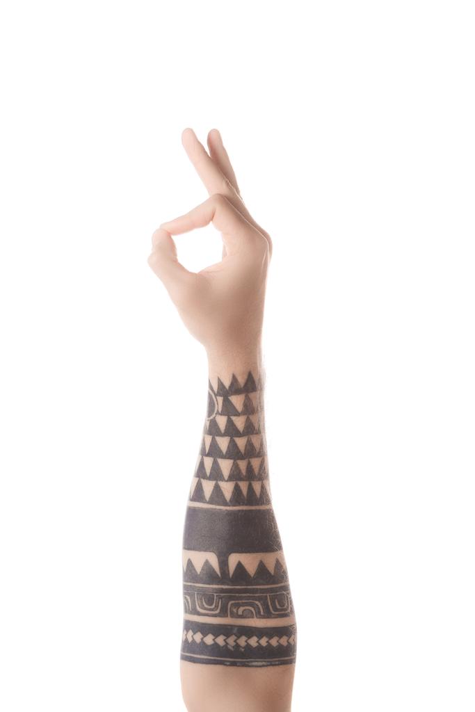vista parcial del hombre tatuado mostrando signo de ok aislado en blanco
 - Foto, imagen