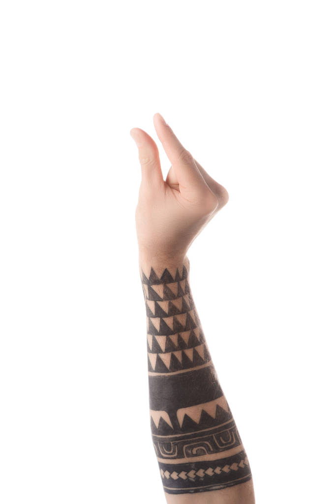 oříznutý pohled Tetovaný muž ukazující velikost gesto rukou izolované na bílém - Fotografie, Obrázek
