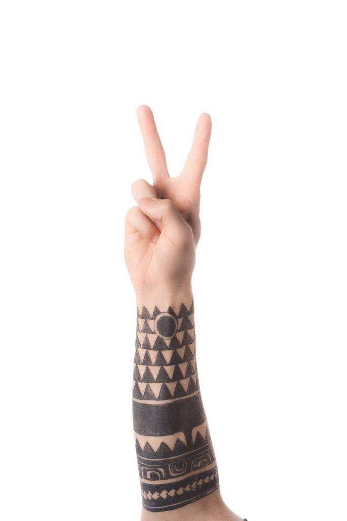 bijgesneden weergave van tattooed man Latijns-letter V in doof en stom taal geïsoleerd op wit tonen - Foto, afbeelding