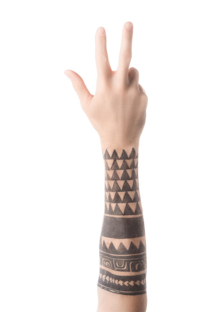 частичный вид татуированного мужчины, показывающего номер 3 на языке жестов, изолированном на белом
 - Фото, изображение
