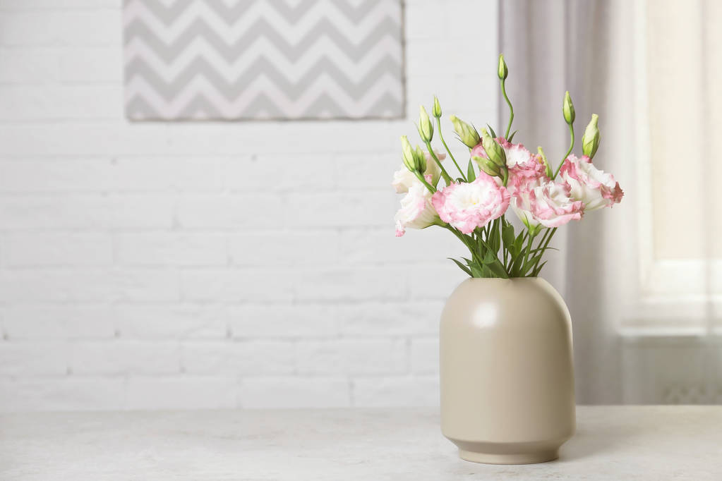 美しい花の花瓶や背景をぼかした写真上のテキストのためのスペース。インテリア デザインの要素 - 写真・画像