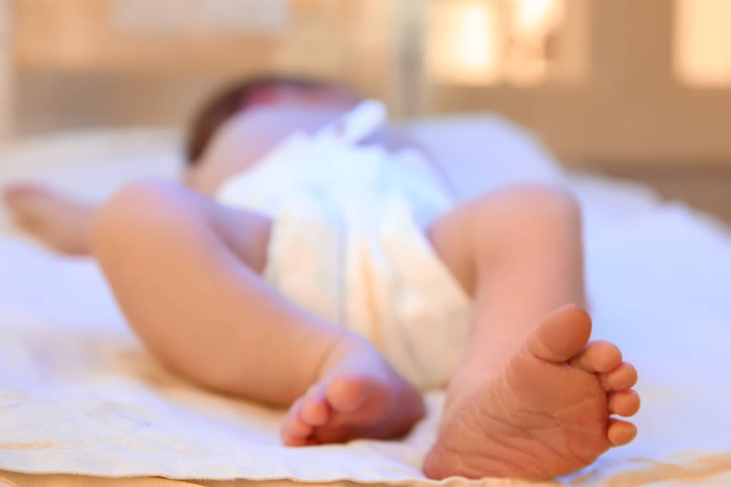 Pasgeboren kind onder UV-licht in het ziekenhuis, close-up - Foto, afbeelding