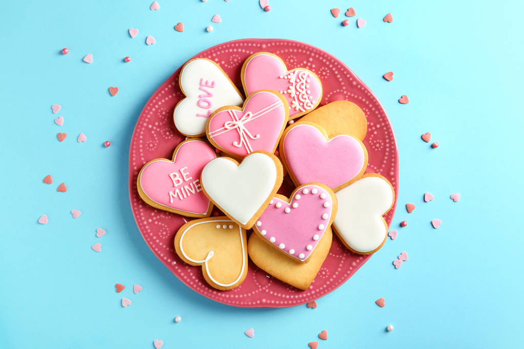 Composition avec biscuits décorés en forme de coeur sur fond de couleur, vue de dessus
 - Photo, image