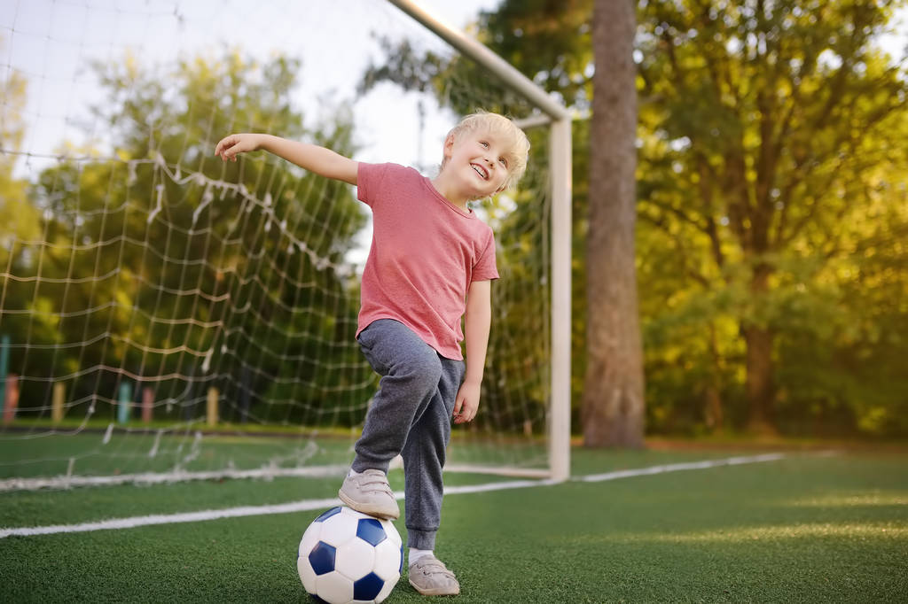 少年の夏の日のサッカー/サッカー ゲームをプレイして楽しい時を過します。アクティブ アウトドア ゲーム/スポーツ子供のため。子供サッカー教室やキャンプ - 写真・画像