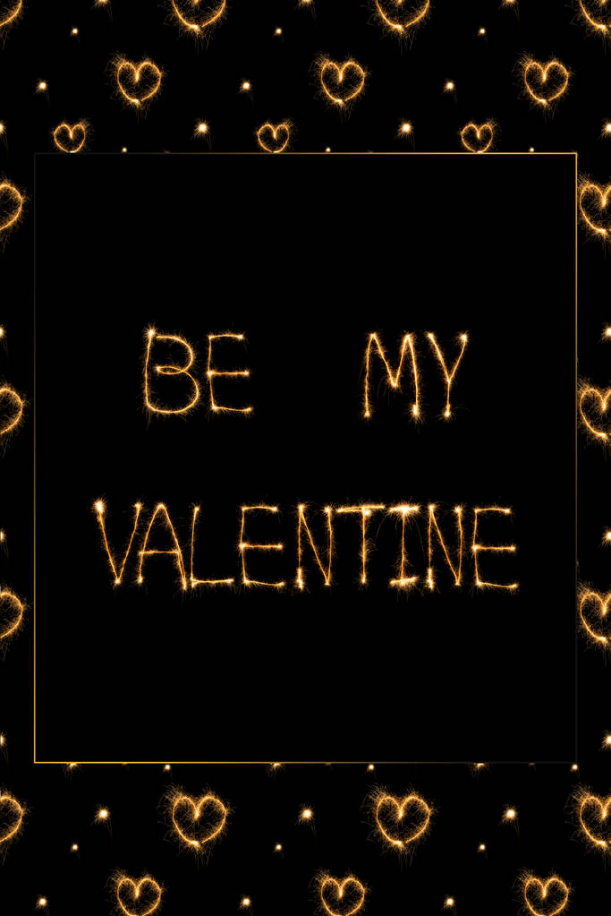 Close-up beeld van mijn Valentijn worden lichte belettering en harten op zwarte achtergrond, st Valentijnsdag concept - Foto, afbeelding
