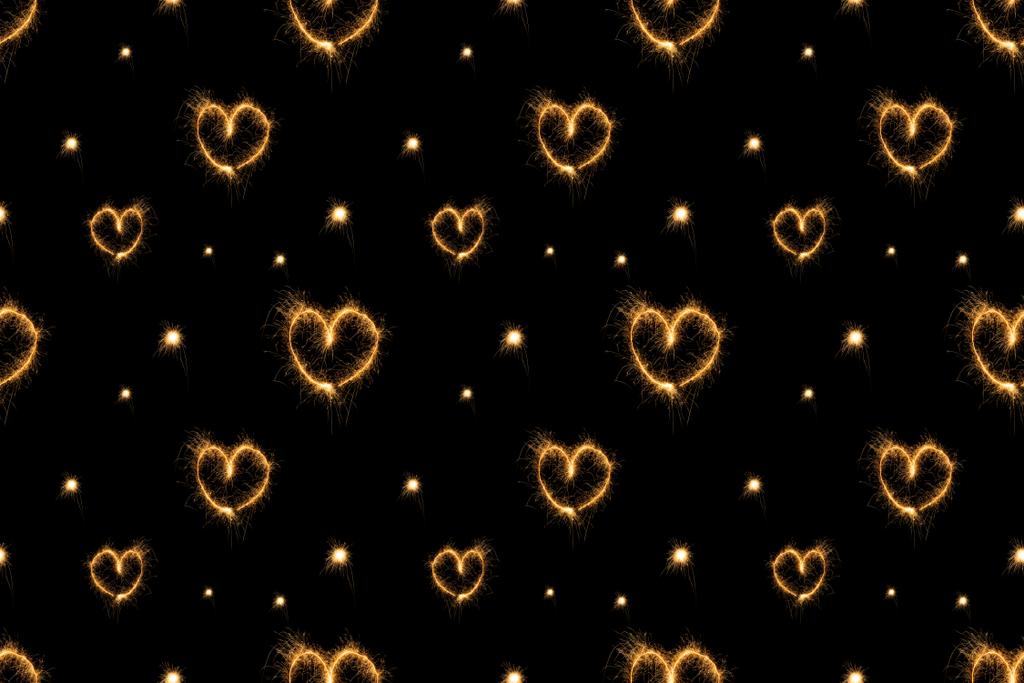 voller Rahmen der Herzen Lichtzeichen auf schwarzem Hintergrund angeordnet - Foto, Bild