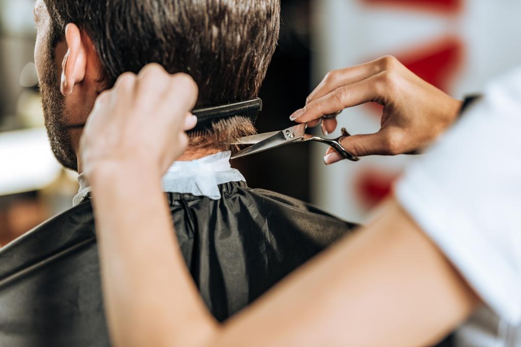 penye ve genç adam için saç kesme Kuaför kısmi görmek - Fotoğraf, Görsel