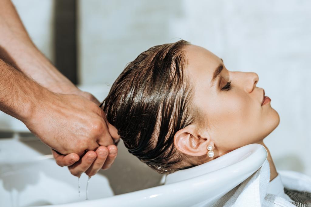 Kuaför Güzellik Salonu çekici genç kadın saç yıkama kısmi görmek   - Fotoğraf, Görsel