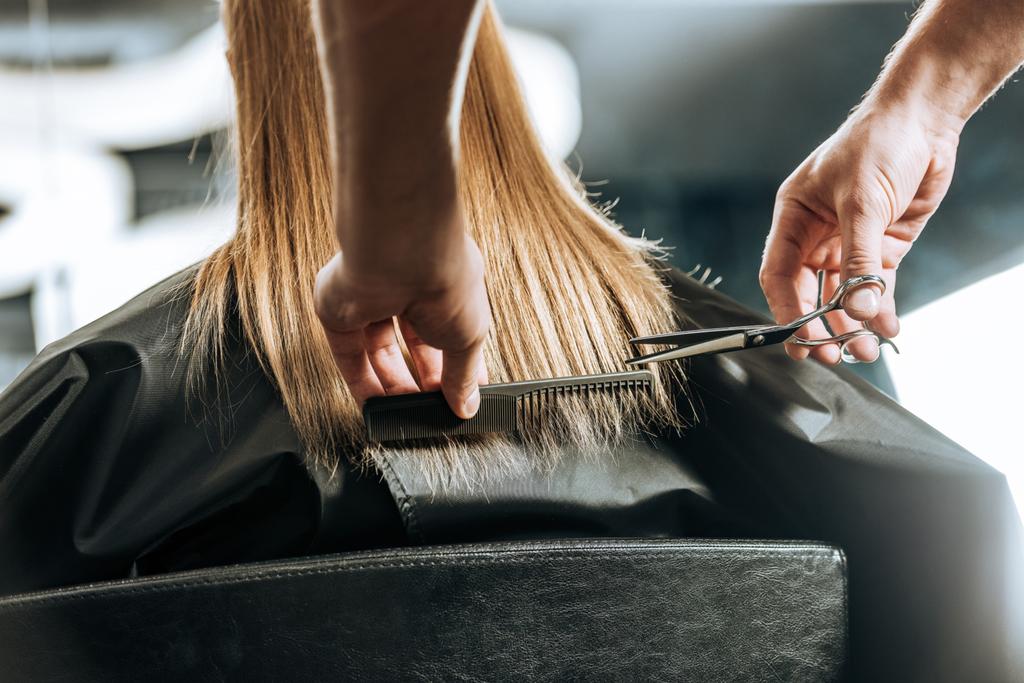 salon fryzjerski strzyżenia włosów do pięknej młodej kobiety w gabinecie kosmetycznym  - Zdjęcie, obraz