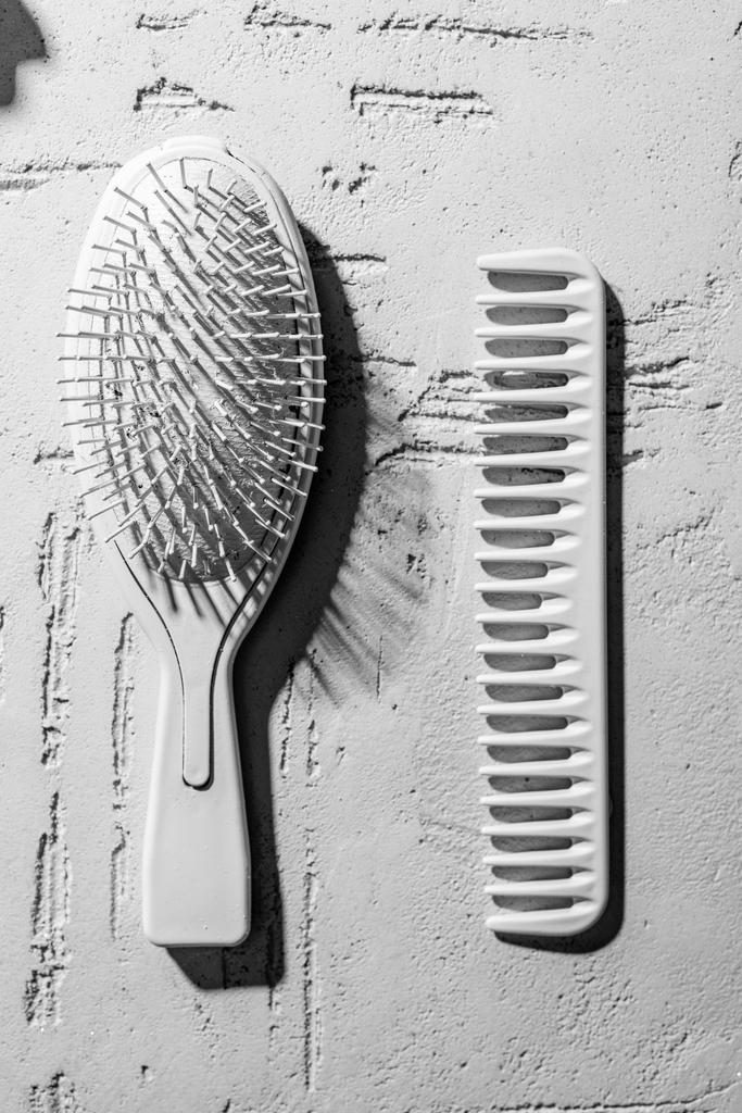 vergrote weergave van decoratieve haren borstel en kam op muur in de beauty salon - Foto, afbeelding